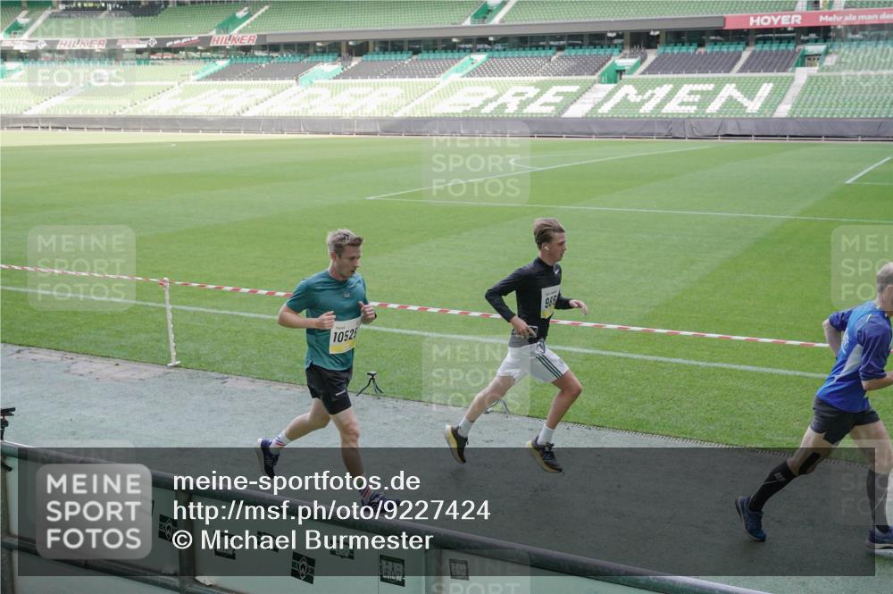 05.10.2025 - 20. swb-Marathon Bremen Michael Burmester http://msf.ph/oto/9227424 05.10.2025 10:22:49 Laufen im Stadion 7111, 9239, 9504, 9755, 9863, 10052, 10171, 10175, 10176, 10352, 10409, 10517, 10525, 10658, 10847, 10908, 10967, 11328, 11335, 11343, 11349, 11430, 11594, 9341, 9809, 10358, 10775, 10862, 11132 meine-sportfotos.de