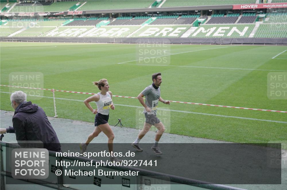 05.10.2025 - 20. swb-Marathon Bremen Michael Burmester http://msf.ph/oto/9227441 05.10.2025 10:23:04 Laufen im Stadion 7111, 9239, 9504, 9671, 9863, 10052, 10161, 10171, 10175, 10176, 10352, 10409, 10517, 10525, 10565, 10658, 10686, 10847, 10908, 10952, 10967, 11328, 11335, 11343, 11349, 11430, 11594, 9341, 9755, 10358 meine-sportfotos.de