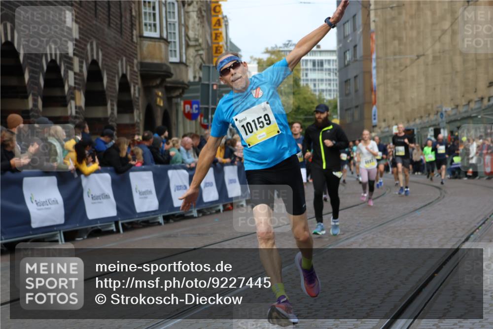 05.10.2025 - 20. swb-Marathon Bremen Strokosch-Dieckow http://msf.ph/oto/9227445 05.10.2025 10:49:55 Ziel 9369, 9676, 9693, 9696, 9803, 10159, 10543, 10868, 10946, 11091, 11642, 11749 meine-sportfotos.de