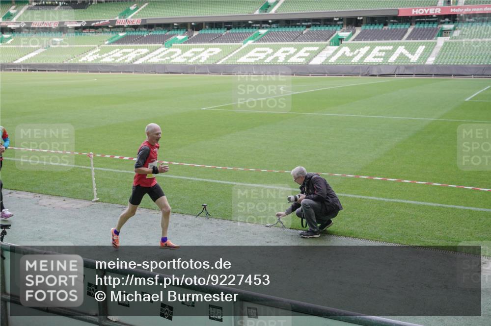 05.10.2025 - 20. swb-Marathon Bremen Michael Burmester http://msf.ph/oto/9227453 05.10.2025 10:23:15 Laufen im Stadion 9239, 9289, 9403, 9504, 9671, 9863, 9922, 10052, 10070, 10161, 10171, 10175, 10176, 10352, 10525, 10565, 10658, 10686, 10753, 10847, 10908, 10952, 10967, 11067, 11069, 11328, 11335, 11343, 11349, 11594, 7111, 10409, 10517, 11430 meine-sportfotos.de