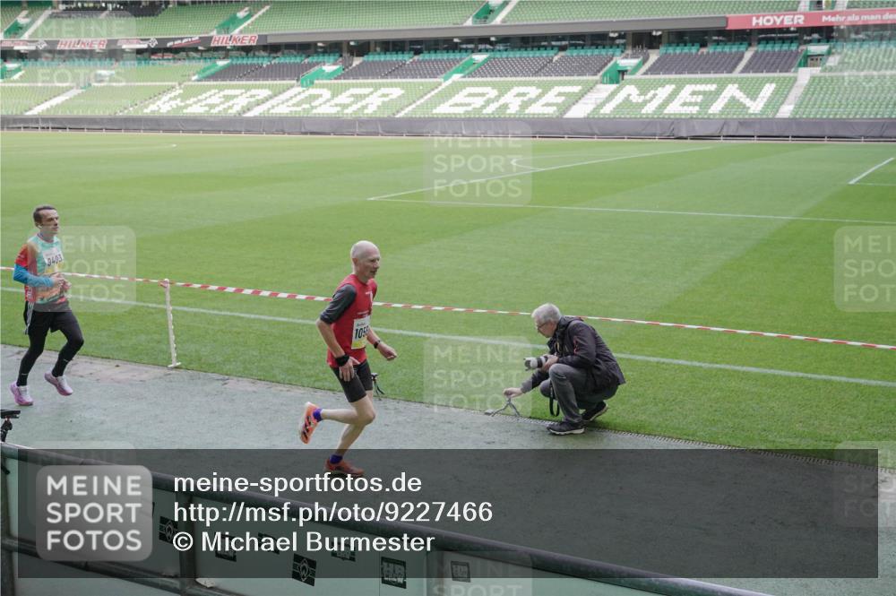 05.10.2025 - 20. swb-Marathon Bremen Michael Burmester http://msf.ph/oto/9227466 05.10.2025 10:23:15 Laufen im Stadion 9239, 9289, 9403, 9504, 9671, 9863, 9922, 10052, 10070, 10161, 10171, 10175, 10176, 10352, 10525, 10565, 10658, 10686, 10753, 10847, 10908, 10952, 10967, 11067, 11069, 11328, 11335, 11343, 11349, 11594, 7111, 10409, 10517, 11430 meine-sportfotos.de