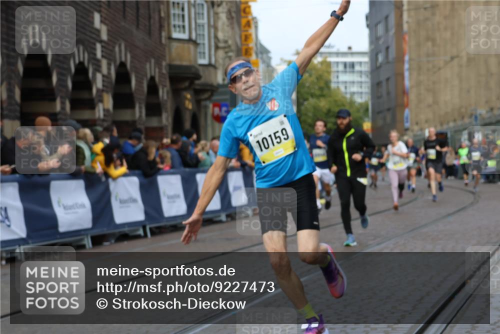 05.10.2025 - 20. swb-Marathon Bremen Strokosch-Dieckow http://msf.ph/oto/9227473 05.10.2025 10:49:56 Ziel 9676, 9693, 9803, 10159, 10543, 10868, 10946, 11642, 11749 meine-sportfotos.de