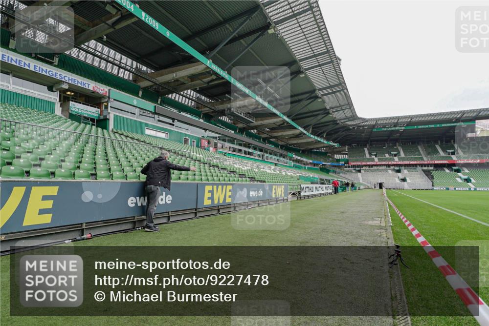 05.10.2025 - 20. swb-Marathon Bremen Michael Burmester http://msf.ph/oto/9227478 05.10.2025 11:54:32 Laufen im Stadion  meine-sportfotos.de