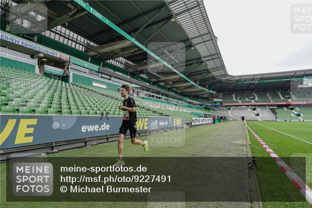 05.10.2025 - 20. swb-Marathon Bremen Michael Burmester http://msf.ph/oto/9227491 05.10.2025 11:54:49 Laufen im Stadion 15 meine-sportfotos.de