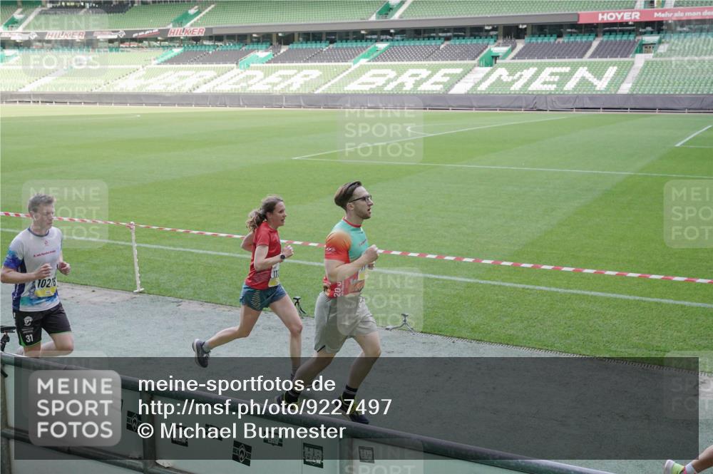 05.10.2025 - 20. swb-Marathon Bremen Michael Burmester http://msf.ph/oto/9227497 05.10.2025 10:23:35 Laufen im Stadion 9213, 9289, 9403, 9671, 9863, 9922, 10052, 10070, 10161, 10276, 10525, 10565, 10606, 10658, 10686, 10753, 10952, 11067, 11069, 11114, 11328, 11335, 11418, 11474, 11567, 11710, 9239, 9504, 10052, 10171, 10175, 10176, 10352, 10847, 10908, 10967, 11343, 11349, 11594 meine-sportfotos.de