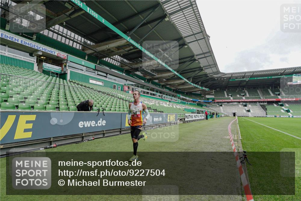 05.10.2025 - 20. swb-Marathon Bremen Michael Burmester http://msf.ph/oto/9227504 05.10.2025 11:56:01 Laufen im Stadion 49 meine-sportfotos.de
