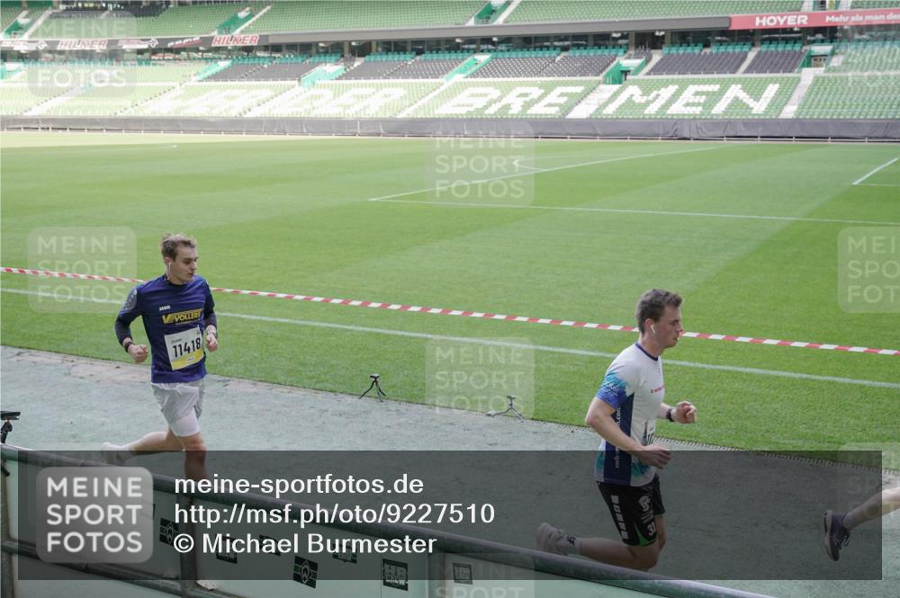 05.10.2025 - 20. swb-Marathon Bremen Michael Burmester http://msf.ph/oto/9227510 05.10.2025 10:23:36 Laufen im Stadion 9213, 9289, 9403, 9671, 9863, 9922, 10070, 10161, 10276, 10525, 10565, 10606, 10658, 10686, 10753, 10952, 11067, 11069, 11114, 11328, 11335, 11418, 11474, 11567, 11710, 9239, 9504, 9863, 10052, 10171, 10175, 10176, 10352, 10847, 10908, 10967, 11335, 11343, 11349, 11594 meine-sportfotos.de