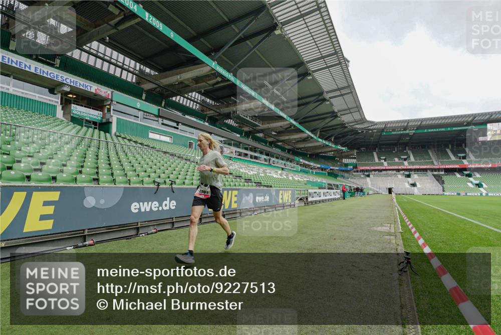 05.10.2025 - 20. swb-Marathon Bremen Michael Burmester http://msf.ph/oto/9227513 05.10.2025 11:57:51 Laufen im Stadion 1301 meine-sportfotos.de