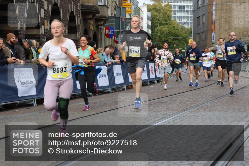 05.10.2025 - 20. swb-Marathon Bremen Strokosch-Dieckow http://msf.ph/oto/9227518 05.10.2025 10:50:00 Ziel 9485, 9676, 9693, 9787, 9803, 10246, 10543, 10868, 10946, 11208, 11288, 11295, 11621, 11642 meine-sportfotos.de