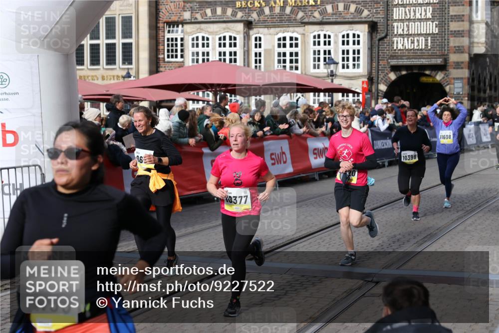 05.10.2025 - 20. swb-Marathon Bremen Yannick Fuchs http://msf.ph/oto/9227522 05.10.2025 10:58:16 Ziel 9330, 9576, 9582, 9634, 9872, 10127, 10377, 10395, 10398, 10459, 10620, 11058, 11601, 11608 meine-sportfotos.de
