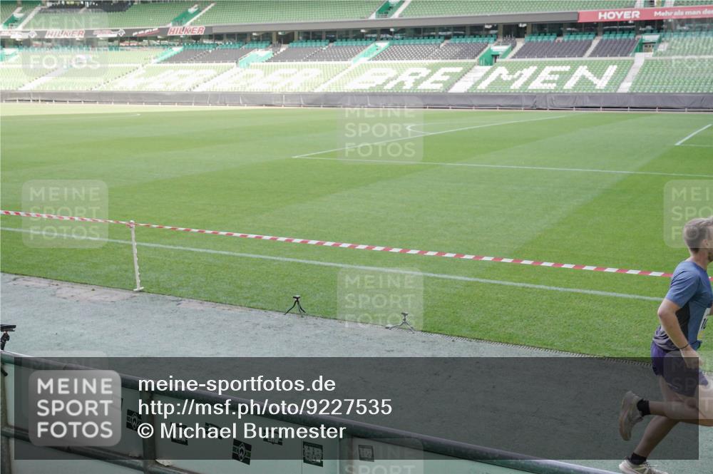 05.10.2025 - 20. swb-Marathon Bremen Michael Burmester http://msf.ph/oto/9227535 05.10.2025 10:24:04 Laufen im Stadion 9213, 9262, 9289, 9403, 9524, 9922, 10070, 10161, 10229, 10276, 10592, 10606, 10753, 10880, 11067, 11069, 11086, 11114, 11418, 11474, 11567, 11701, 11710, 9671, 10161, 10565, 10658, 10686, 10952 meine-sportfotos.de