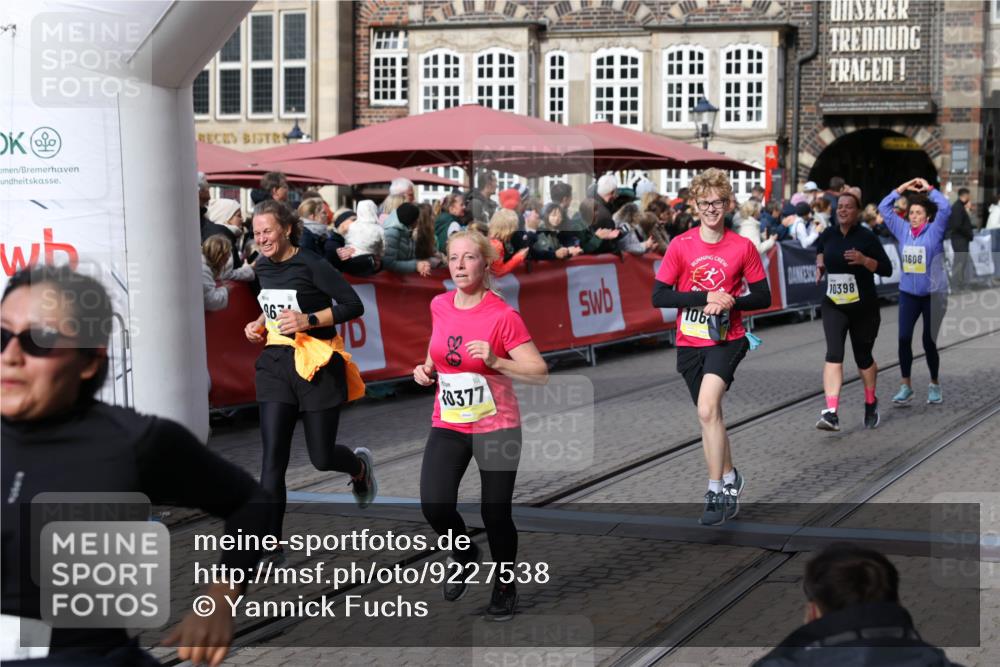 05.10.2025 - 20. swb-Marathon Bremen Yannick Fuchs http://msf.ph/oto/9227538 05.10.2025 10:58:16 Ziel 9330, 9576, 9582, 9634, 9872, 10127, 10377, 10395, 10398, 10459, 10620, 11058, 11601, 11608 meine-sportfotos.de