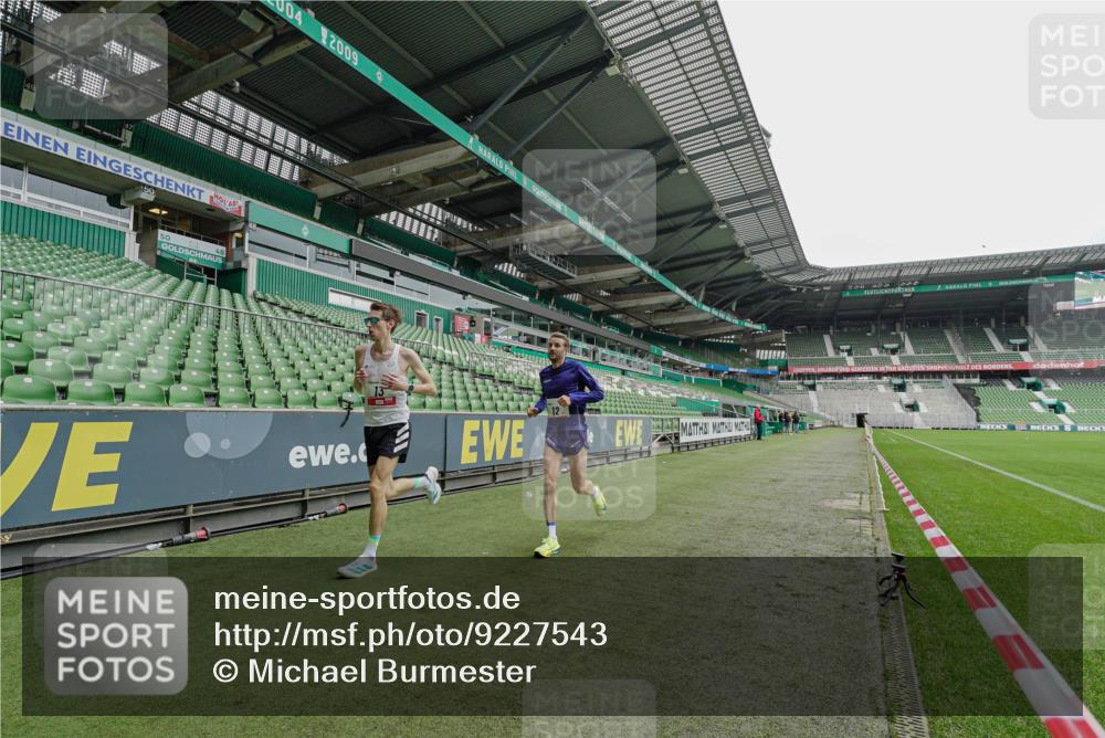 05.10.2025 - 20. swb-Marathon Bremen Michael Burmester http://msf.ph/oto/9227543 05.10.2025 11:59:54 Laufen im Stadion 12, 13, 1779, 212 meine-sportfotos.de