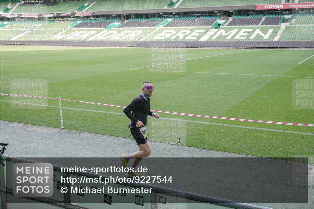 05.10.2025 - 20. swb-Marathon Bremen Michael Burmester http://msf.ph/oto/9227544 05.10.2025 10:24:21 Laufen im Stadion 9262, 9364, 9524, 10208, 10229, 10276, 10592, 10744, 10838, 10880, 11086, 11114, 11418, 11476, 11567, 11701, 11710, 11725, 9213, 9289, 9403, 9922, 10070, 10161, 10565, 10606, 10753, 11067, 11069, 11474, 11710 meine-sportfotos.de