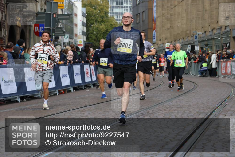 05.10.2025 - 20. swb-Marathon Bremen Strokosch-Dieckow http://msf.ph/oto/9227547 05.10.2025 10:50:02 Ziel 9485, 9676, 9693, 9787, 9803, 10246, 10543, 10868, 11104, 11208, 11288, 11295, 11621 meine-sportfotos.de