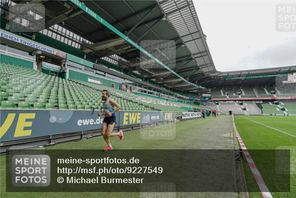 05.10.2025 - 20. swb-Marathon Bremen Michael Burmester http://msf.ph/oto/9227549 05.10.2025 12:00:57 Laufen im Stadion 404, 12, 13 meine-sportfotos.de