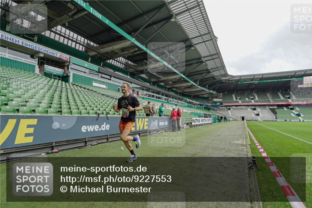 05.10.2025 - 20. swb-Marathon Bremen Michael Burmester http://msf.ph/oto/9227553 05.10.2025 12:01:33 Laufen im Stadion 404, 1124 meine-sportfotos.de