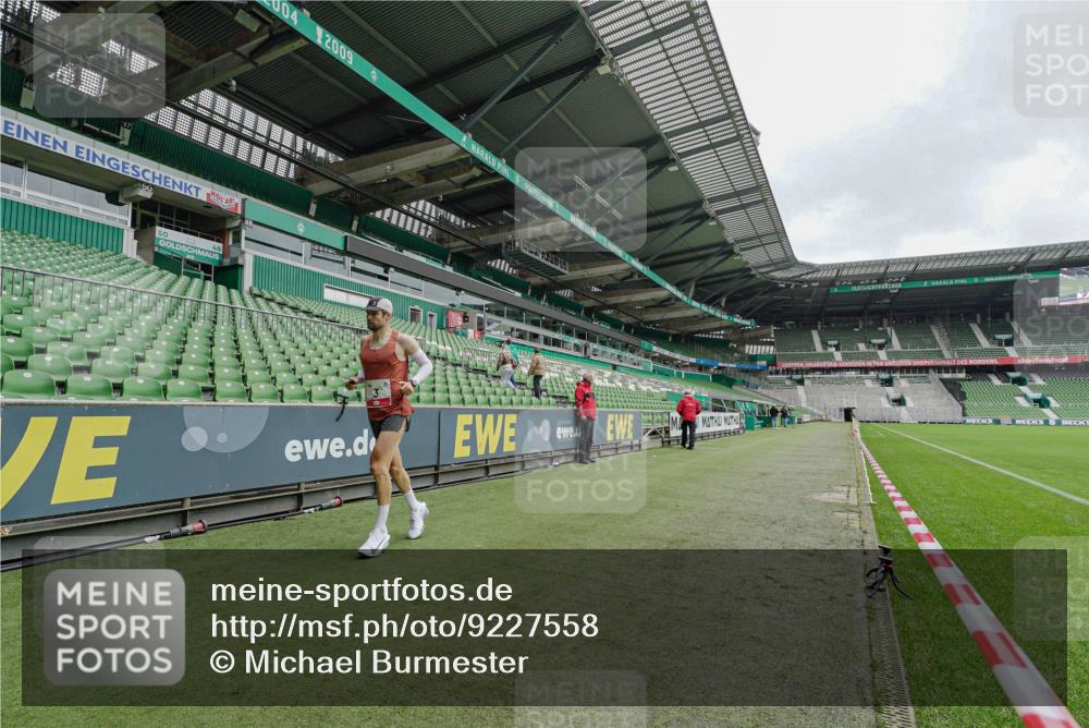 05.10.2025 - 20. swb-Marathon Bremen Michael Burmester http://msf.ph/oto/9227558 05.10.2025 12:02:04 Laufen im Stadion 3, 1124, 404 meine-sportfotos.de