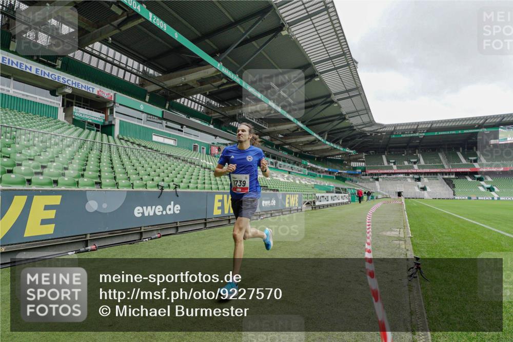 05.10.2025 - 20. swb-Marathon Bremen Michael Burmester http://msf.ph/oto/9227570 05.10.2025 12:02:41 Laufen im Stadion 3, 1739, 1124 meine-sportfotos.de