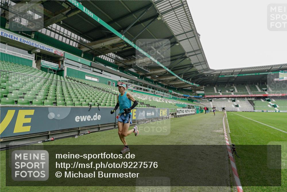 05.10.2025 - 20. swb-Marathon Bremen Michael Burmester http://msf.ph/oto/9227576 05.10.2025 12:03:42 Laufen im Stadion 2037, 2049, 1739 meine-sportfotos.de