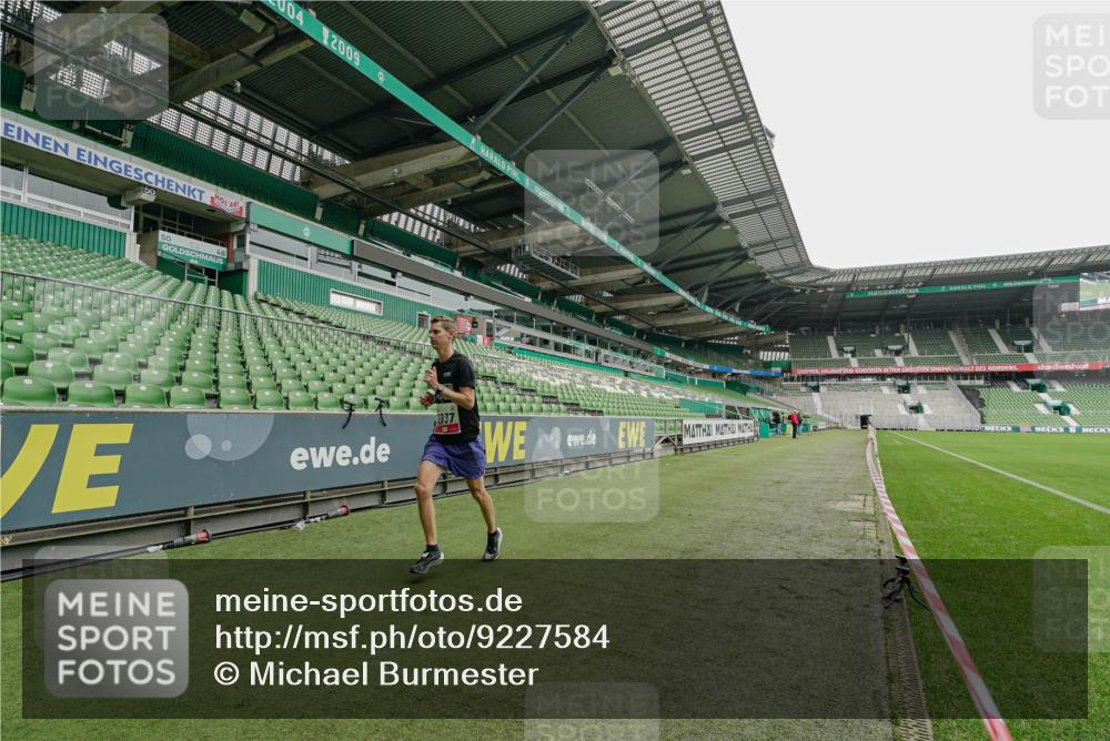 05.10.2025 - 20. swb-Marathon Bremen Michael Burmester http://msf.ph/oto/9227584 05.10.2025 12:03:50 Laufen im Stadion 2037, 2049, 1739 meine-sportfotos.de