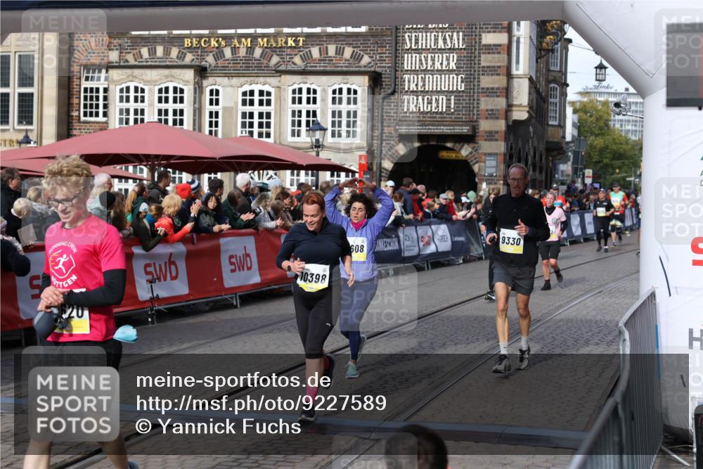 05.10.2025 - 20. swb-Marathon Bremen Yannick Fuchs http://msf.ph/oto/9227589 05.10.2025 10:58:17 Ziel 9330, 9576, 9582, 9634, 9952, 10127, 10377, 10395, 10398, 10459, 10620, 11058, 11562, 11608 meine-sportfotos.de