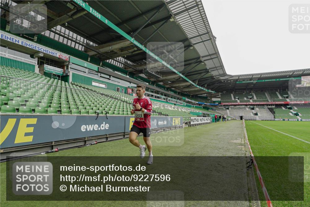 05.10.2025 - 20. swb-Marathon Bremen Michael Burmester http://msf.ph/oto/9227596 05.10.2025 12:05:53 Laufen im Stadion 680, 1233 meine-sportfotos.de