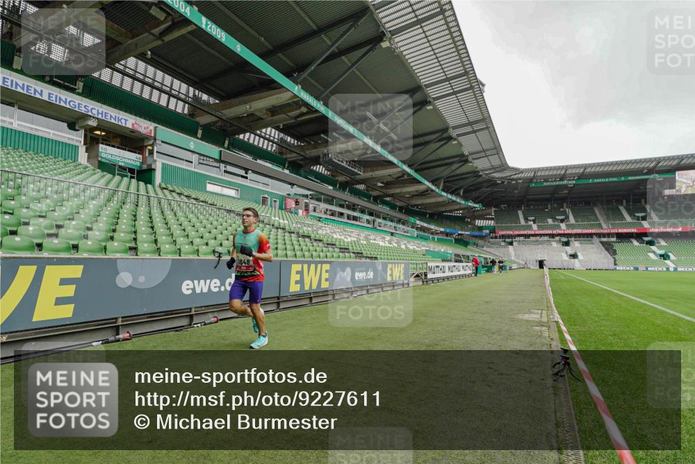 05.10.2025 - 20. swb-Marathon Bremen Michael Burmester http://msf.ph/oto/9227611 05.10.2025 12:08:22 Laufen im Stadion 1357, 1648 meine-sportfotos.de