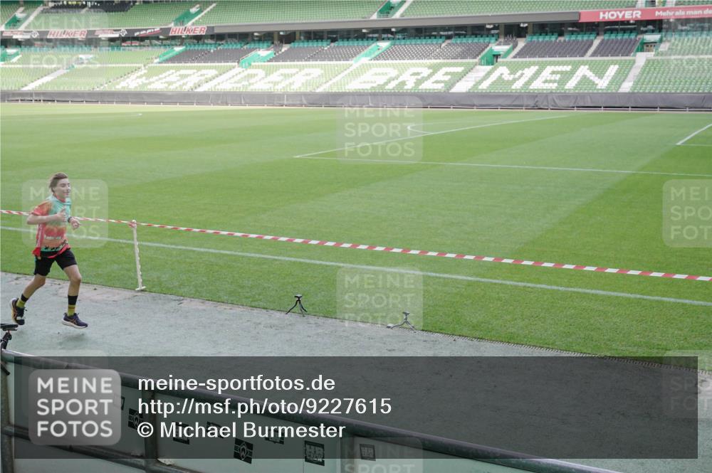 05.10.2025 - 20. swb-Marathon Bremen Michael Burmester http://msf.ph/oto/9227615 05.10.2025 10:24:30 Laufen im Stadion 8187, 9253, 9262, 9364, 9524, 9700, 10208, 10229, 10375, 10592, 10691, 10744, 10838, 10880, 10910, 11086, 11217, 11476, 11701, 11725, 9213, 10276, 10606, 10753, 11069, 11114, 11418, 11474, 11567, 11710 meine-sportfotos.de