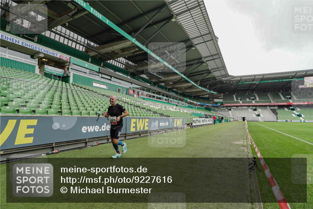 05.10.2025 - 20. swb-Marathon Bremen Michael Burmester http://msf.ph/oto/9227616 05.10.2025 12:08:32 Laufen im Stadion 1357, 1648 meine-sportfotos.de