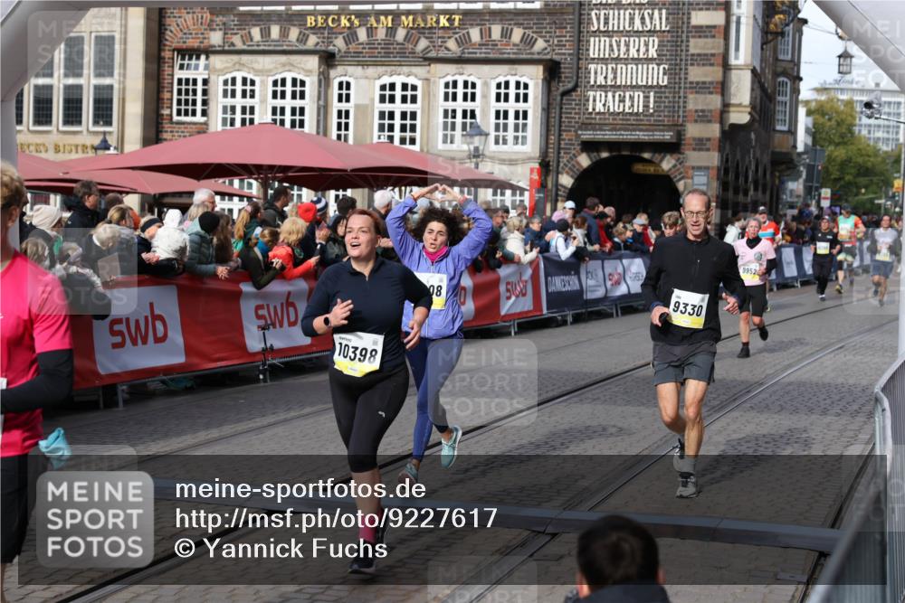 05.10.2025 - 20. swb-Marathon Bremen Yannick Fuchs http://msf.ph/oto/9227617 05.10.2025 10:58:17 Ziel 9330, 9576, 9582, 9634, 9952, 10127, 10377, 10395, 10398, 10459, 10620, 11058, 11562, 11608 meine-sportfotos.de