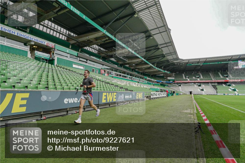 05.10.2025 - 20. swb-Marathon Bremen Michael Burmester http://msf.ph/oto/9227621 05.10.2025 12:08:50 Laufen im Stadion 1357, 1648, 1861 meine-sportfotos.de