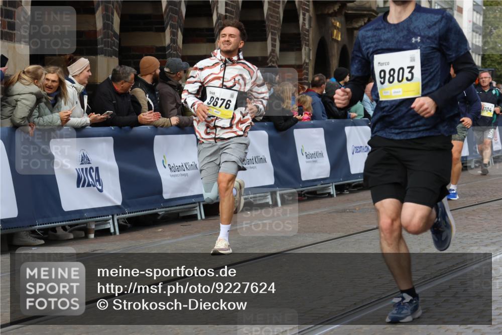 05.10.2025 - 20. swb-Marathon Bremen Strokosch-Dieckow http://msf.ph/oto/9227624 05.10.2025 10:50:03 Ziel 9485, 9645, 9676, 9693, 9787, 9803, 10246, 10543, 10868, 11104, 11208, 11288, 11295, 11621 meine-sportfotos.de