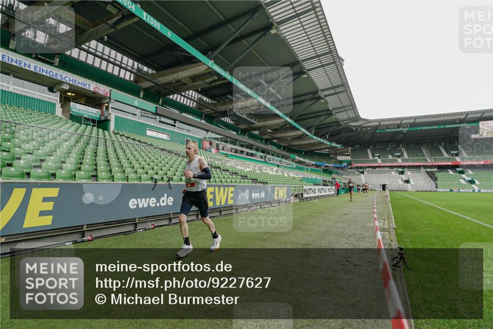 05.10.2025 - 20. swb-Marathon Bremen Michael Burmester http://msf.ph/oto/9227627 05.10.2025 12:09:22 Laufen im Stadion 535, 784, 1083, 1493, 1730, 1861, 1357, 1648 meine-sportfotos.de