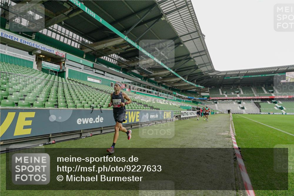 05.10.2025 - 20. swb-Marathon Bremen Michael Burmester http://msf.ph/oto/9227633 05.10.2025 12:09:27 Laufen im Stadion 535, 784, 1083, 1493, 1730, 1861, 1357, 1648 meine-sportfotos.de