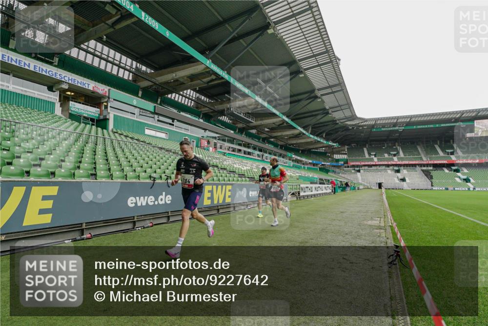 05.10.2025 - 20. swb-Marathon Bremen Michael Burmester http://msf.ph/oto/9227642 05.10.2025 12:09:31 Laufen im Stadion 535, 784, 1083, 1493, 1730, 1861, 1357 meine-sportfotos.de