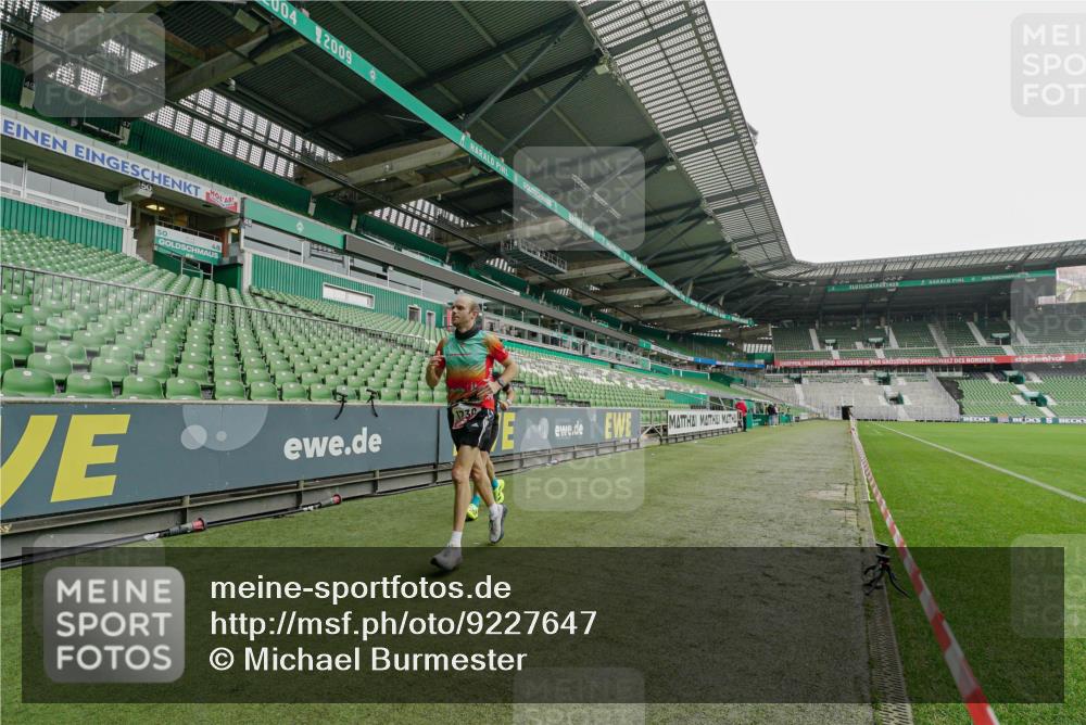 05.10.2025 - 20. swb-Marathon Bremen Michael Burmester http://msf.ph/oto/9227647 05.10.2025 12:09:32 Laufen im Stadion 535, 784, 1083, 1493, 1730, 1861, 1357 meine-sportfotos.de