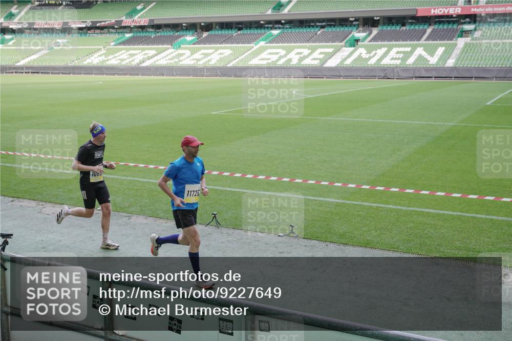 05.10.2025 - 20. swb-Marathon Bremen Michael Burmester http://msf.ph/oto/9227649 05.10.2025 10:24:35 Laufen im Stadion 8187, 9253, 9262, 9364, 9524, 9700, 10208, 10229, 10375, 10592, 10691, 10744, 10838, 10880, 10910, 11086, 11217, 11476, 11640, 11701, 11725, 9213, 10276, 10606, 11114, 11418, 11474, 11567, 11710 meine-sportfotos.de