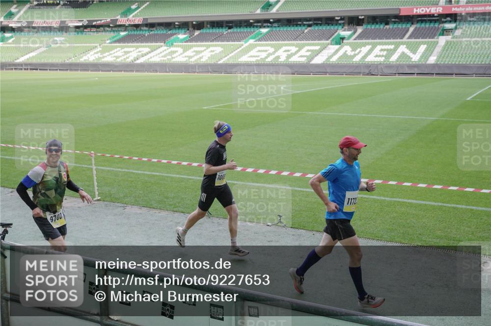 05.10.2025 - 20. swb-Marathon Bremen Michael Burmester http://msf.ph/oto/9227653 05.10.2025 10:24:36 Laufen im Stadion 8187, 9253, 9262, 9364, 9524, 9700, 10208, 10229, 10375, 10592, 10691, 10744, 10838, 10880, 10910, 11086, 11217, 11304, 11476, 11640, 11701, 11725, 9213, 10276, 10606, 11114, 11418, 11474, 11567, 11710 meine-sportfotos.de