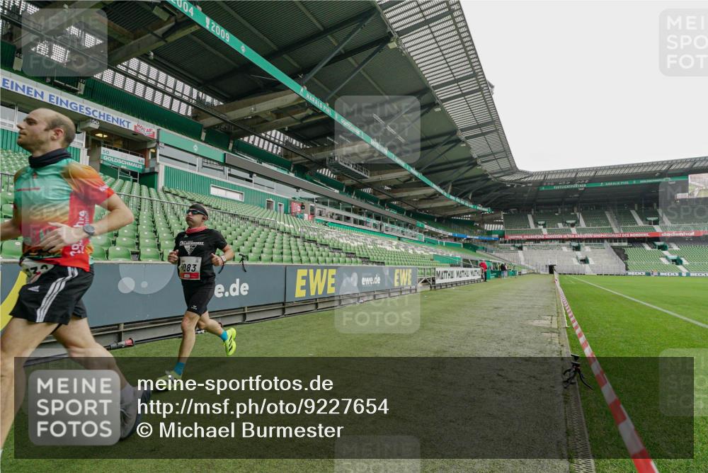 05.10.2025 - 20. swb-Marathon Bremen Michael Burmester http://msf.ph/oto/9227654 05.10.2025 12:09:33 Laufen im Stadion 535, 784, 1083, 1493, 1730, 1861, 1357 meine-sportfotos.de