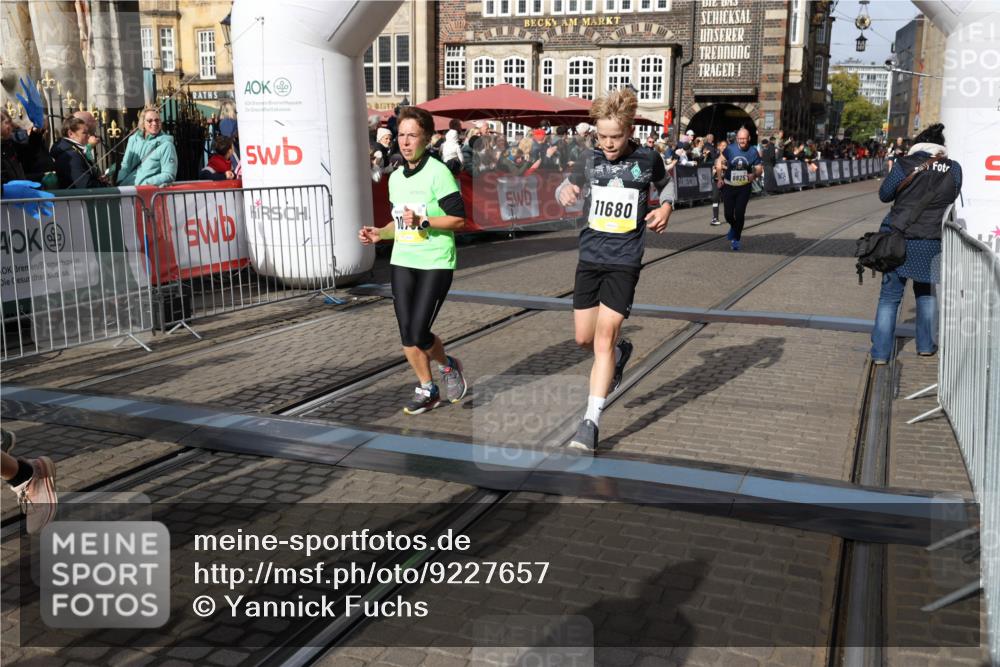 05.10.2025 - 20. swb-Marathon Bremen Yannick Fuchs http://msf.ph/oto/9227657 05.10.2025 11:01:24 Ziel 9182, 9613, 9925, 10544, 10762, 10914, 11337, 11338, 11597, 11680, 11688 meine-sportfotos.de