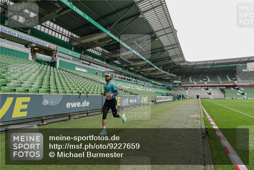05.10.2025 - 20. swb-Marathon Bremen Michael Burmester http://msf.ph/oto/9227659 05.10.2025 12:10:05 Laufen im Stadion 50, 535, 784, 1083, 1493, 1730 meine-sportfotos.de