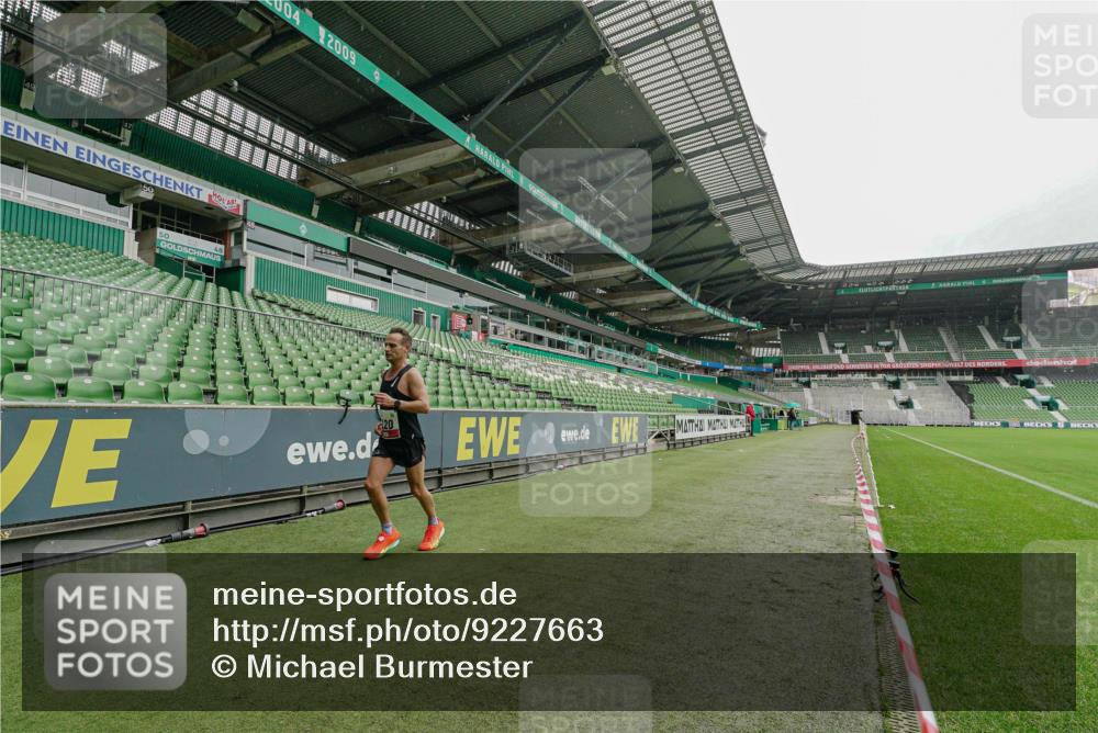 05.10.2025 - 20. swb-Marathon Bremen Michael Burmester http://msf.ph/oto/9227663 05.10.2025 12:10:42 Laufen im Stadion 50, 1620 meine-sportfotos.de