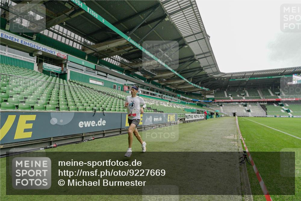 05.10.2025 - 20. swb-Marathon Bremen Michael Burmester http://msf.ph/oto/9227669 05.10.2025 12:11:31 Laufen im Stadion 1, 1620, 1620 meine-sportfotos.de