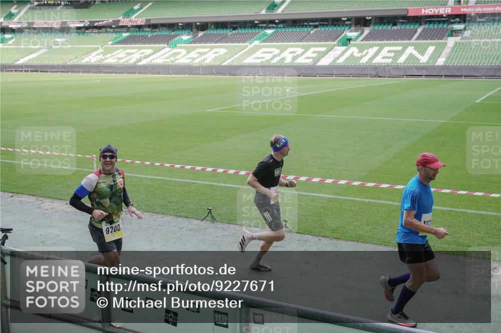 05.10.2025 - 20. swb-Marathon Bremen Michael Burmester http://msf.ph/oto/9227671 05.10.2025 10:24:36 Laufen im Stadion 8187, 9253, 9262, 9364, 9524, 9700, 10208, 10229, 10375, 10592, 10691, 10744, 10838, 10880, 10910, 11086, 11217, 11304, 11476, 11640, 11701, 11725, 9213, 10276, 10606, 11114, 11418, 11474, 11567, 11710 meine-sportfotos.de