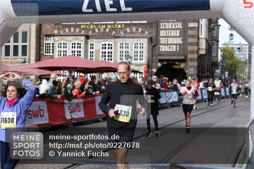 05.10.2025 - 20. swb-Marathon Bremen Yannick Fuchs http://msf.ph/oto/9227678 05.10.2025 10:58:19 Ziel 9330, 9576, 9582, 9634, 9952, 10127, 10377, 10395, 10398, 10459, 10620, 11058, 11562, 11608 meine-sportfotos.de