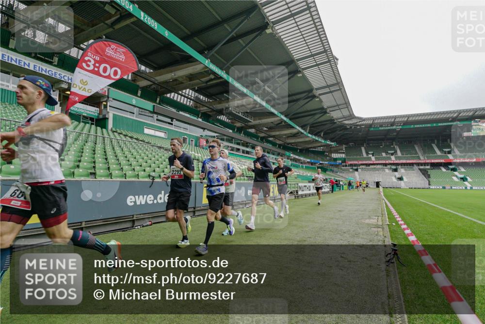 05.10.2025 - 20. swb-Marathon Bremen Michael Burmester http://msf.ph/oto/9227687 05.10.2025 12:13:00 Laufen im Stadion 529, 542, 600, 717, 1113, 1437, 1509, 1771, 1948, 2053, 2116, 2159, 2292, 717 meine-sportfotos.de