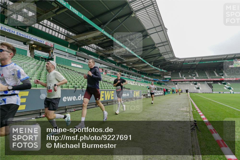 05.10.2025 - 20. swb-Marathon Bremen Michael Burmester http://msf.ph/oto/9227691 05.10.2025 12:13:00 Laufen im Stadion 529, 542, 600, 717, 1113, 1437, 1509, 1771, 1948, 2053, 2116, 2159, 2292, 717 meine-sportfotos.de