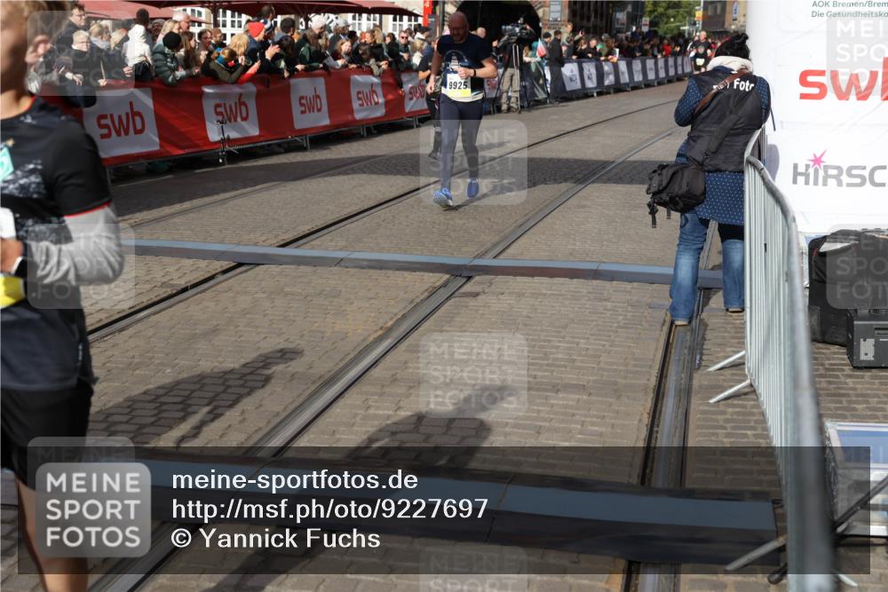 05.10.2025 - 20. swb-Marathon Bremen Yannick Fuchs http://msf.ph/oto/9227697 05.10.2025 11:01:25 Ziel 9182, 9613, 9925, 10544, 10762, 10914, 11337, 11338, 11597, 11680, 11688 meine-sportfotos.de