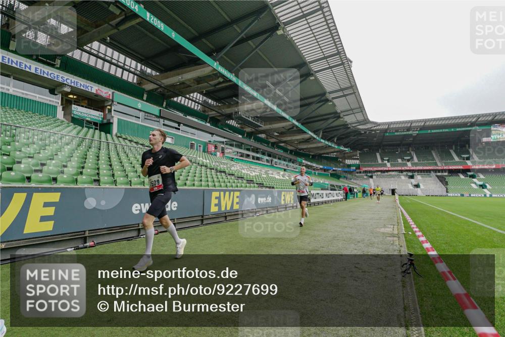 05.10.2025 - 20. swb-Marathon Bremen Michael Burmester http://msf.ph/oto/9227699 05.10.2025 12:13:01 Laufen im Stadion 529, 542, 600, 1113, 1437, 1509, 1771, 1948, 2053, 2116, 2159, 2292, 717, 2053 meine-sportfotos.de